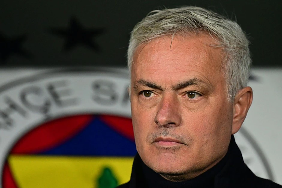 Mourinyo Okan Buruku yerə yıxdı - Derbidə skandal