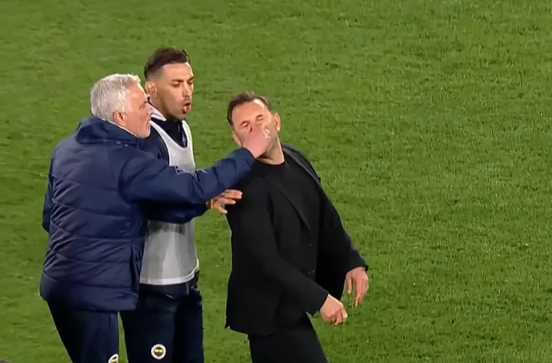 Mourinyo Okan Buruku yerə yıxıb - VİDEO