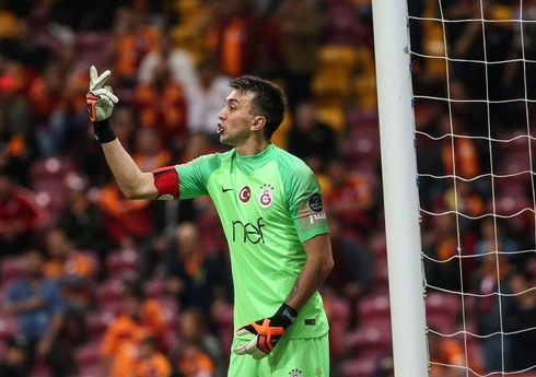 Muslera "Qalatasaray"ın heyətində Superliqada ən çox oyun keçirən iki futbolçudan biri olub