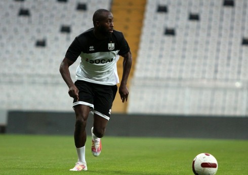 "Neftçi"nin futbolçusu azarkeşlərə əşya atdığı üçün cəzalanıb