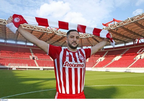 "Olimpiakos" yerli müdafiəçi ilə yollarını ayırıb