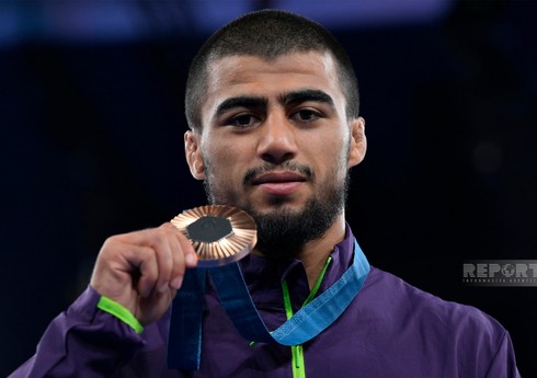 Paris-2024: Bürünc medal qazanan Azərbaycan güləşçisi mükafatlandırılıb