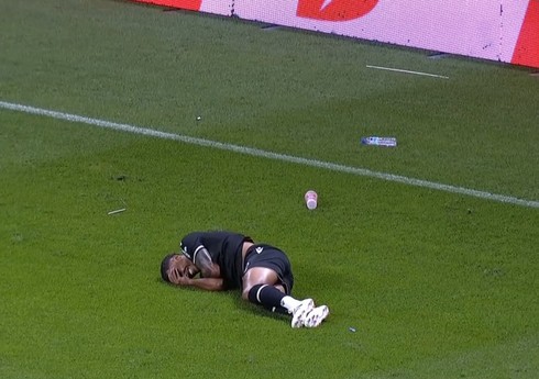 Portuqaliya çempionatında azarkeşlərin atdığı şüşə qab futbolçuya tuş gəlib