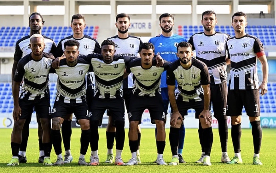 Premyer Liqada gərgin an: Əvəzləmək istədilər, futbolçu meydandan çıxmadı - VİDEO