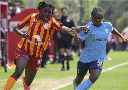 "Qalatasaray"ın futbolçusu oyun zamanı rəqibini yumruqla vurub