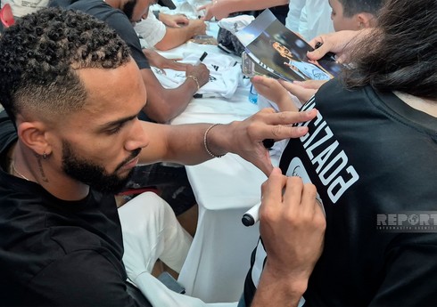 "Qarabağ" futbolçularının iştirakı ilə azarkeşlər üçün imza mərasimi baş tutub