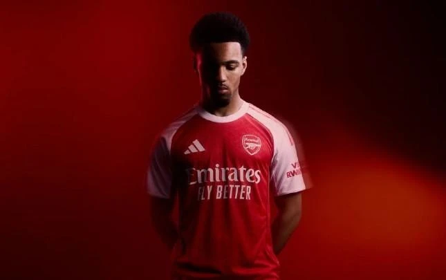 "Arsenal" yeni mövsüm üçün formalarını təqdim edib