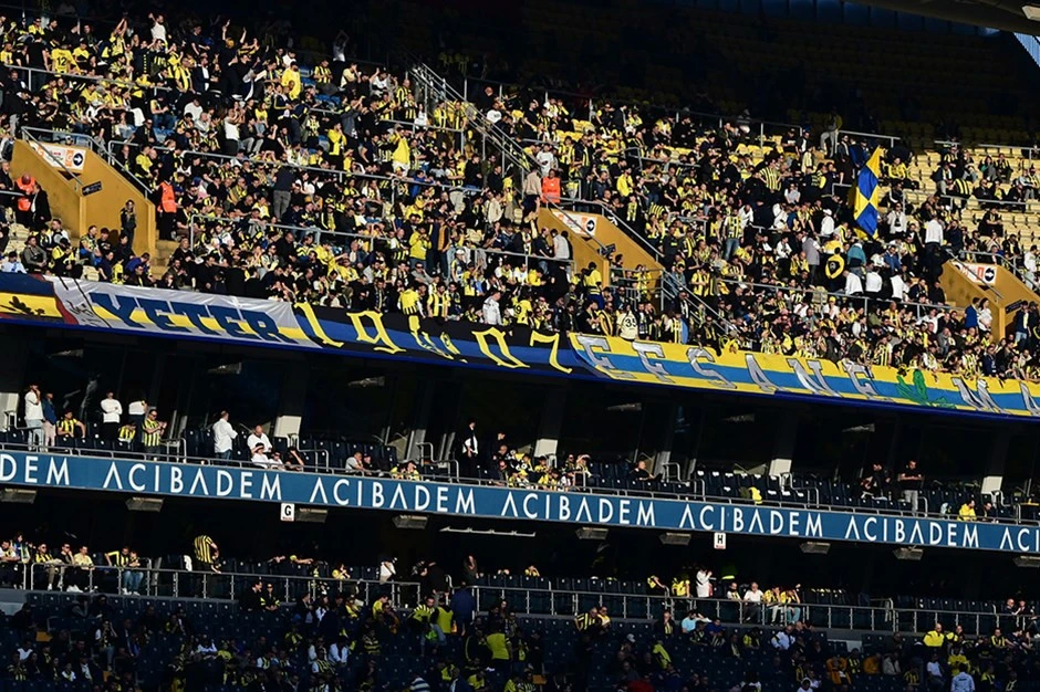 "Fənərbaxça" tribunalarında xaos: Azarkeşin vəziyyəti pisləşdi - VİDEO