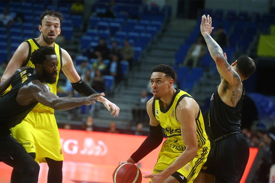 "Fənərbaxça"dan ardıcıl 18-ci qələbə, "Qalatasaray" yenə uduzdu