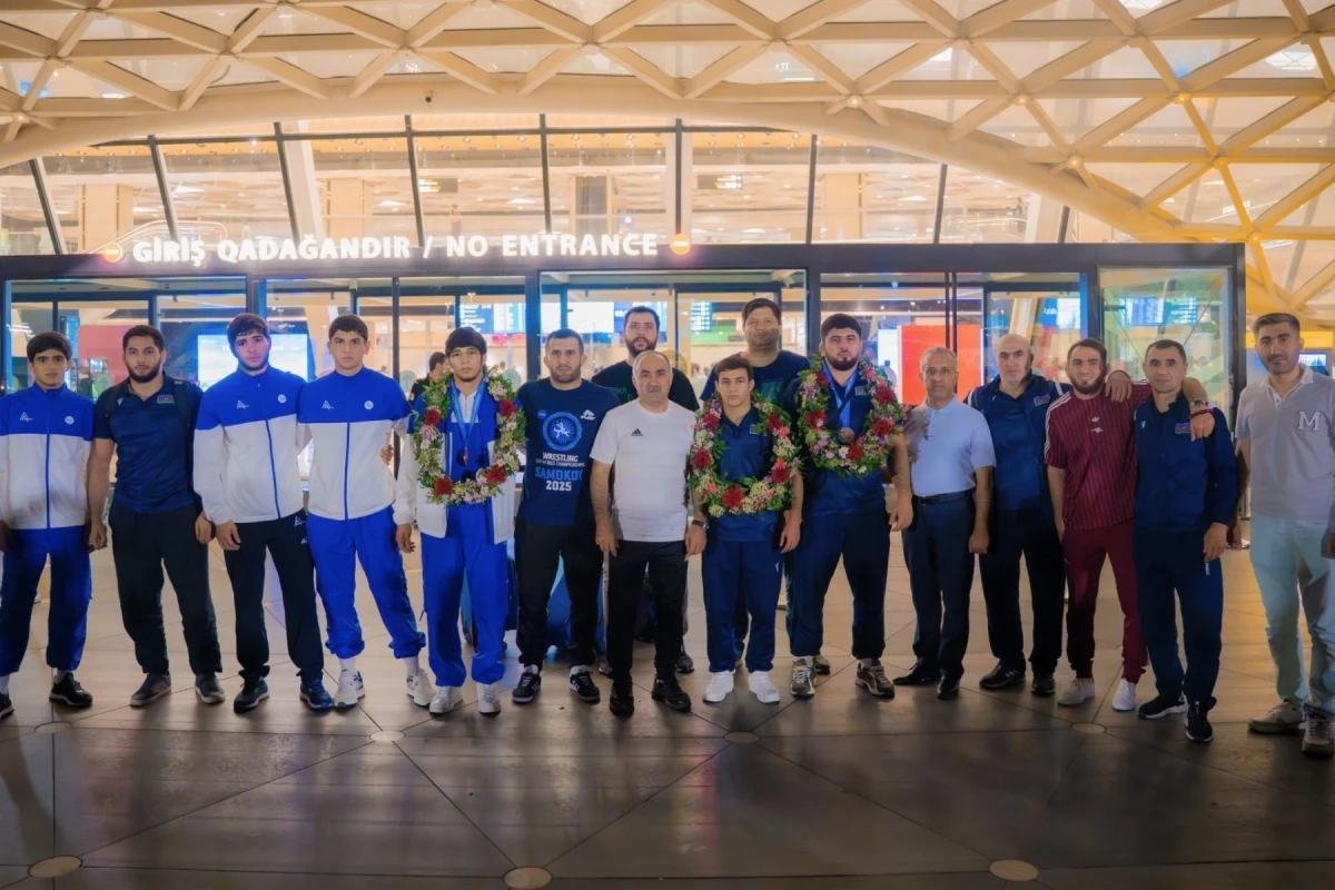 Sərbəst güləş üzrə millimiz Vətənə qayıdıb
