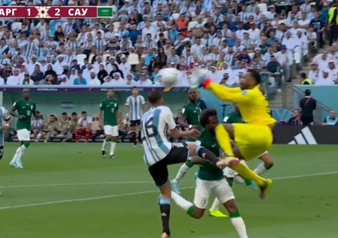 Səudiyyə Ərəbistanı millisinin qapıçısı komanda yoldaşına ciddi xəsarət yetirib