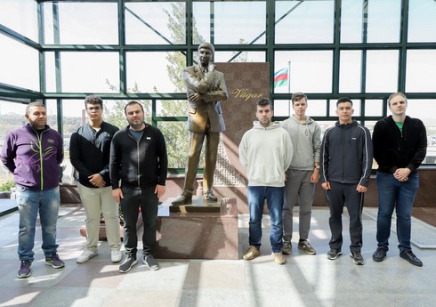 Şuşada keçiriləcək şahmat turnirinin iştirakçıları Vüqar Həşimovun məzarını ziyarət ediblər