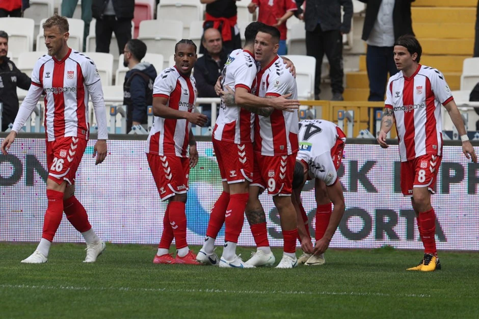 Super Liqa: “Sivasspor”dan darmadağın