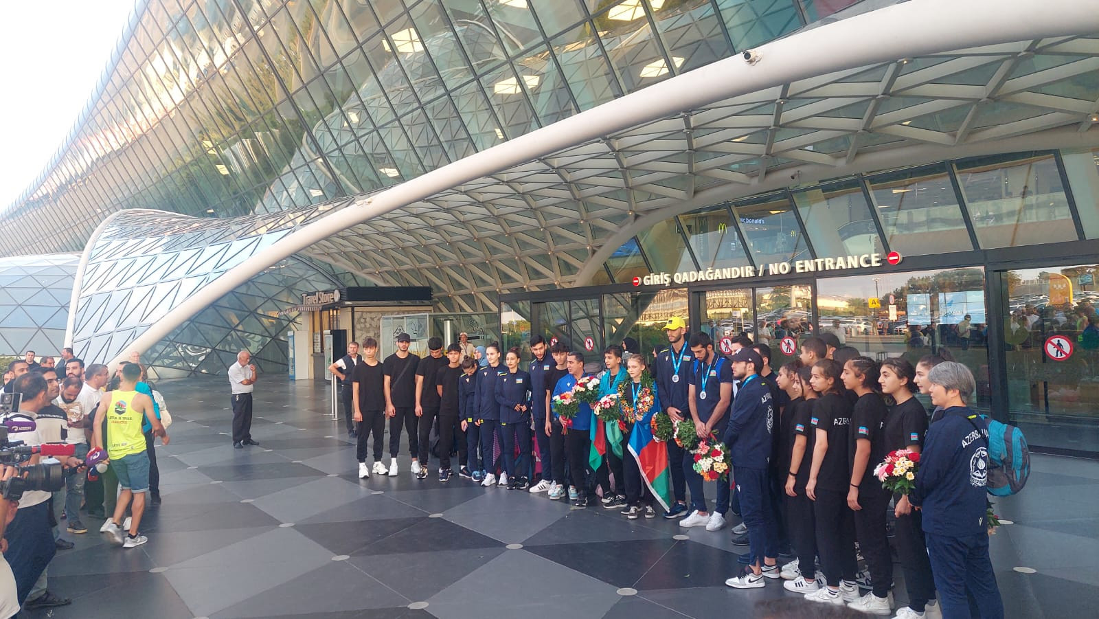 Taekvondoçularımız vətənə 5 medalla dönüb - VİDEO