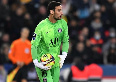 Tanınmış futbolçu atdan yıxılaraq başından xəsarət alıb