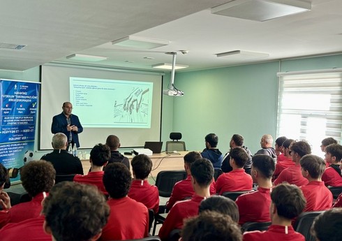 “Turan Tovuz”un futbolçularına danışılmış oyunlarla bağlı seminar keçirilib