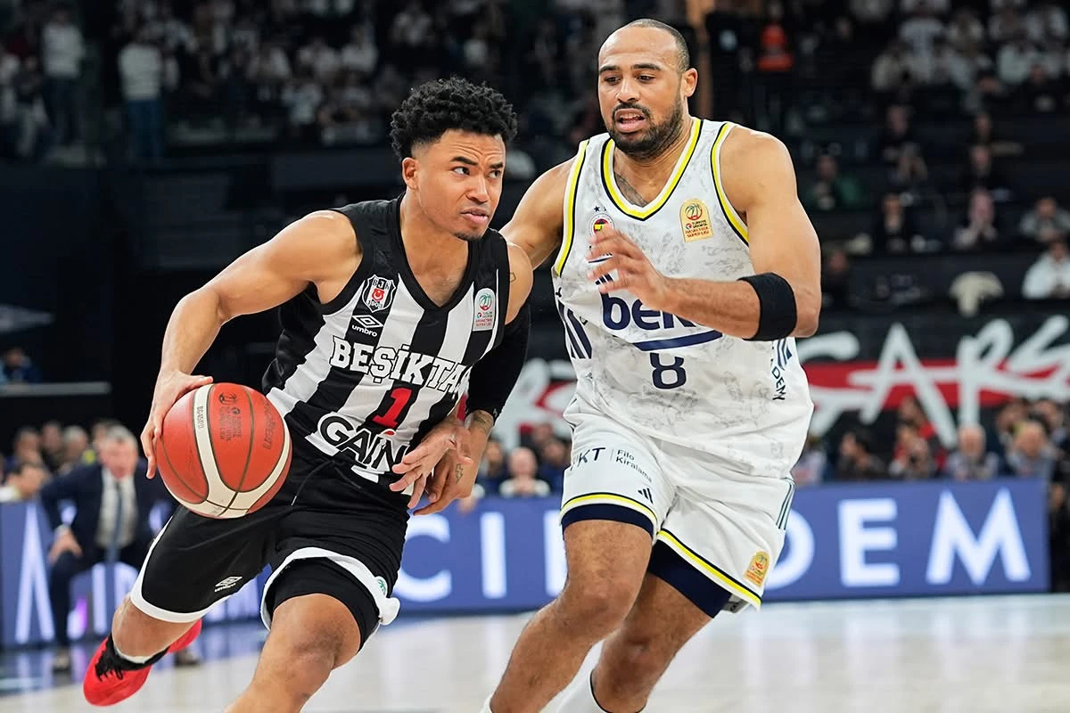 Türkiyə derbisi: Azarkeşlər zaldan çıxarıldı