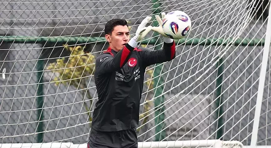 Türkiyə yığmasının qapıçısı komandanı tərk edib