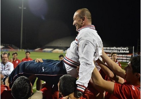 “Üç ölkənin çempionu”: “Qəbələ”nin keçmiş baş məşqçisi kitabında Azərbaycandakı həyatından bəhs edib