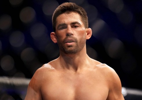 UFC çempionu karyerasını başa vurub