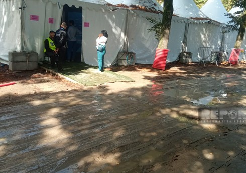 Yağışdan çıxıb palçığa bulaşan Paris - Könüllüləri əvəz edən Fransa polisi 