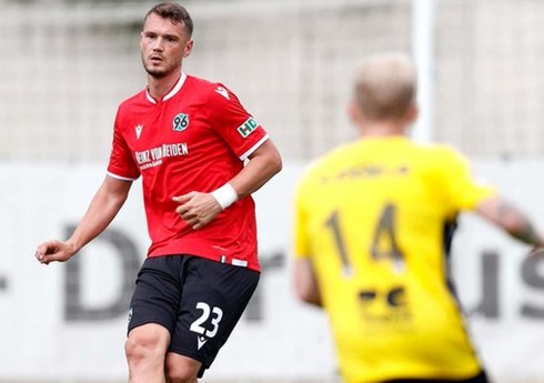 Zəlzələ zamanı binadan tullanan türkiyəli futbolçu yaralanıb